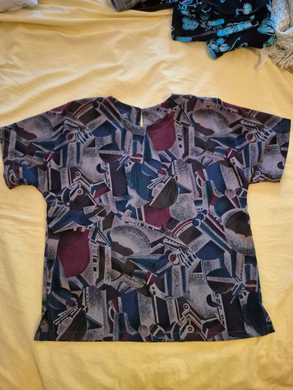 Ladies Top, size 4, abstract print. Fashion Star.